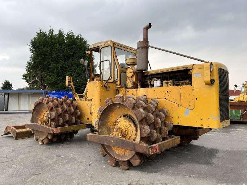 Caterpillar 825 + porte engins - Compacteur à pieds de mouton/ Monocylindre: photos 5 Caterpillar 825 + porte engins - Compacteur à pieds de mouton/ Monocylindre: photos 5