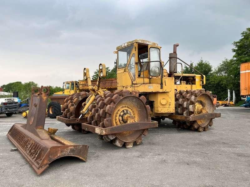 Caterpillar 825 + porte engins - Compacteur à pieds de mouton/ Monocylindre: photos 1 Caterpillar 825 + porte engins - Compacteur à pieds de mouton/ Monocylindre: photos 1