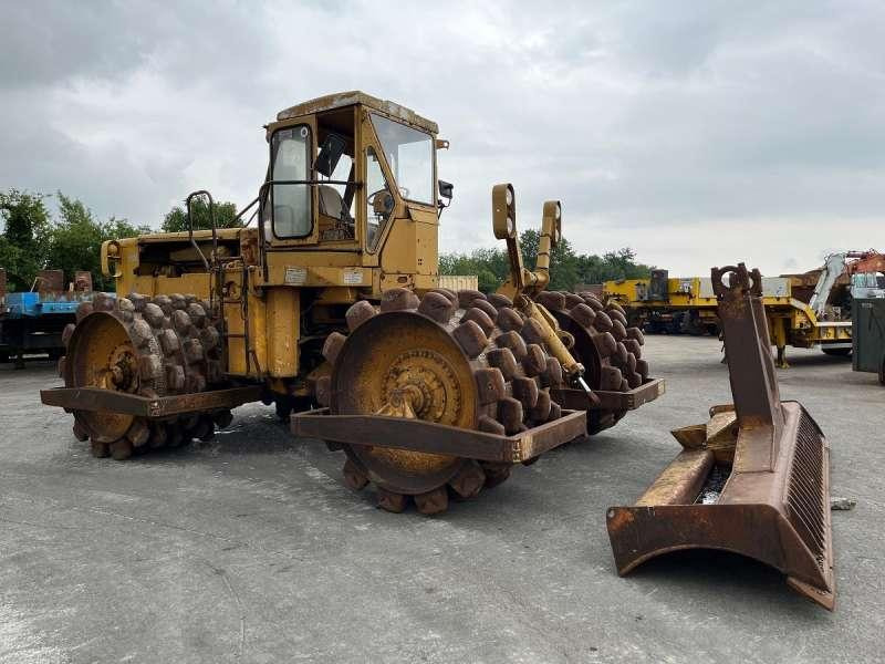 Caterpillar 825 + porte engins - Compacteur à pieds de mouton/ Monocylindre: photos 2 Caterpillar 825 + porte engins - Compacteur à pieds de mouton/ Monocylindre: photos 2