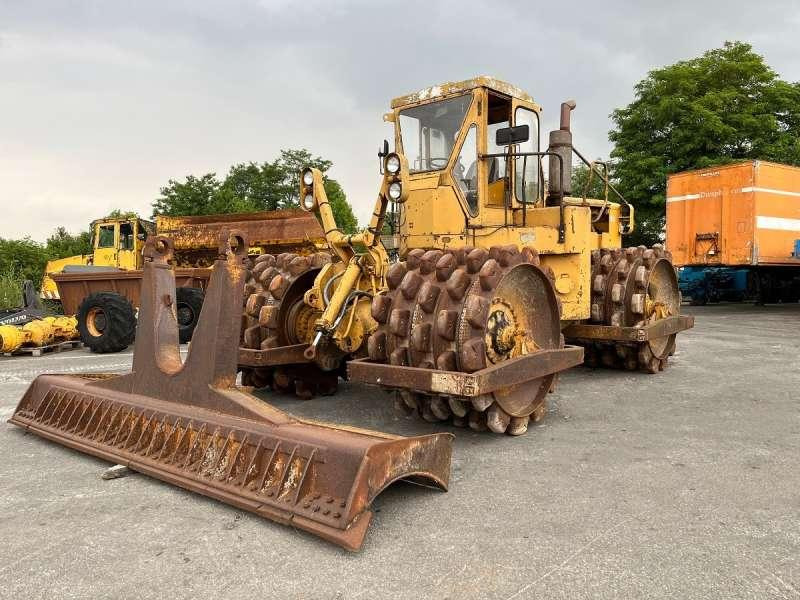 Caterpillar 825 + porte engins - Compacteur à pieds de mouton/ Monocylindre: photos 3 Caterpillar 825 + porte engins - Compacteur à pieds de mouton/ Monocylindre: photos 3