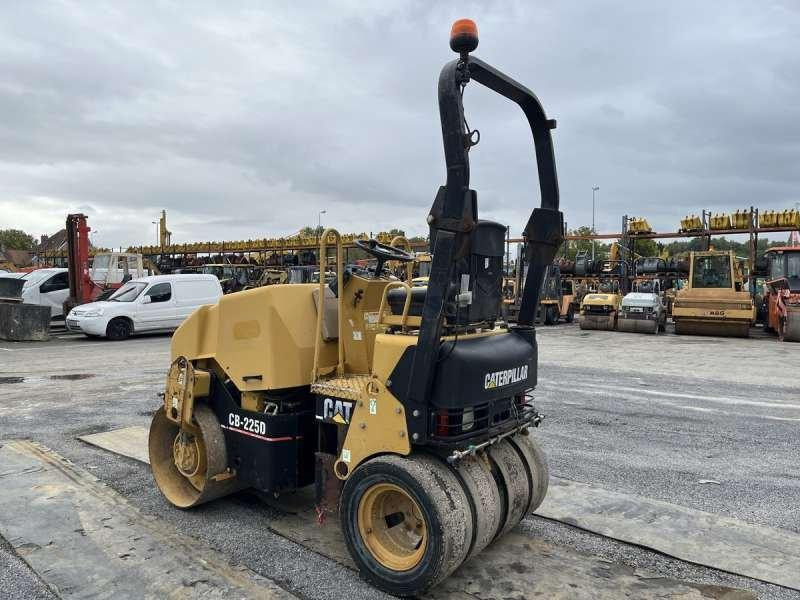 Caterpillar CB225D - Compacteur mixte: photos 5 Caterpillar CB225D - Compacteur mixte: photos 5
