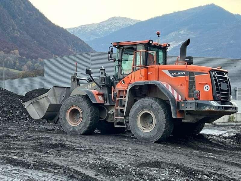Doosan DL300 - Chargeuse sur pneus: photos 1 Doosan DL300 - Chargeuse sur pneus: photos 1
