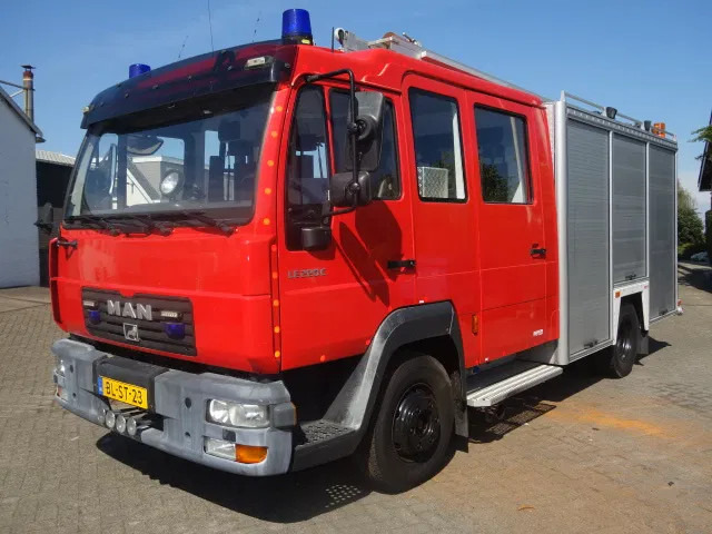 MAN LE 220C GODIVA POMP 2000 LITER TANK,MANUAL GEARBOX - Camion de pompier: photos 1 MAN LE 220C GODIVA POMP 2000 LITER TANK,MANUAL GEARBOX - Camion de pompier: photos 1