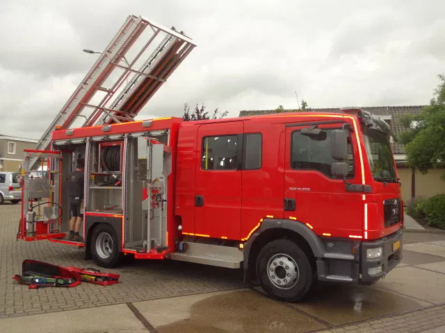 MAN TGM 15.250 FIRE TRUCK,2000 LITER TANK, FOAM TANK, AIRCO,WITH EQUIPMENT - Camion de pompier: photos 5 MAN TGM 15.250 FIRE TRUCK,2000 LITER TANK, FOAM TANK, AIRCO,WITH EQUIPMENT - Camion de pompier: photos 5