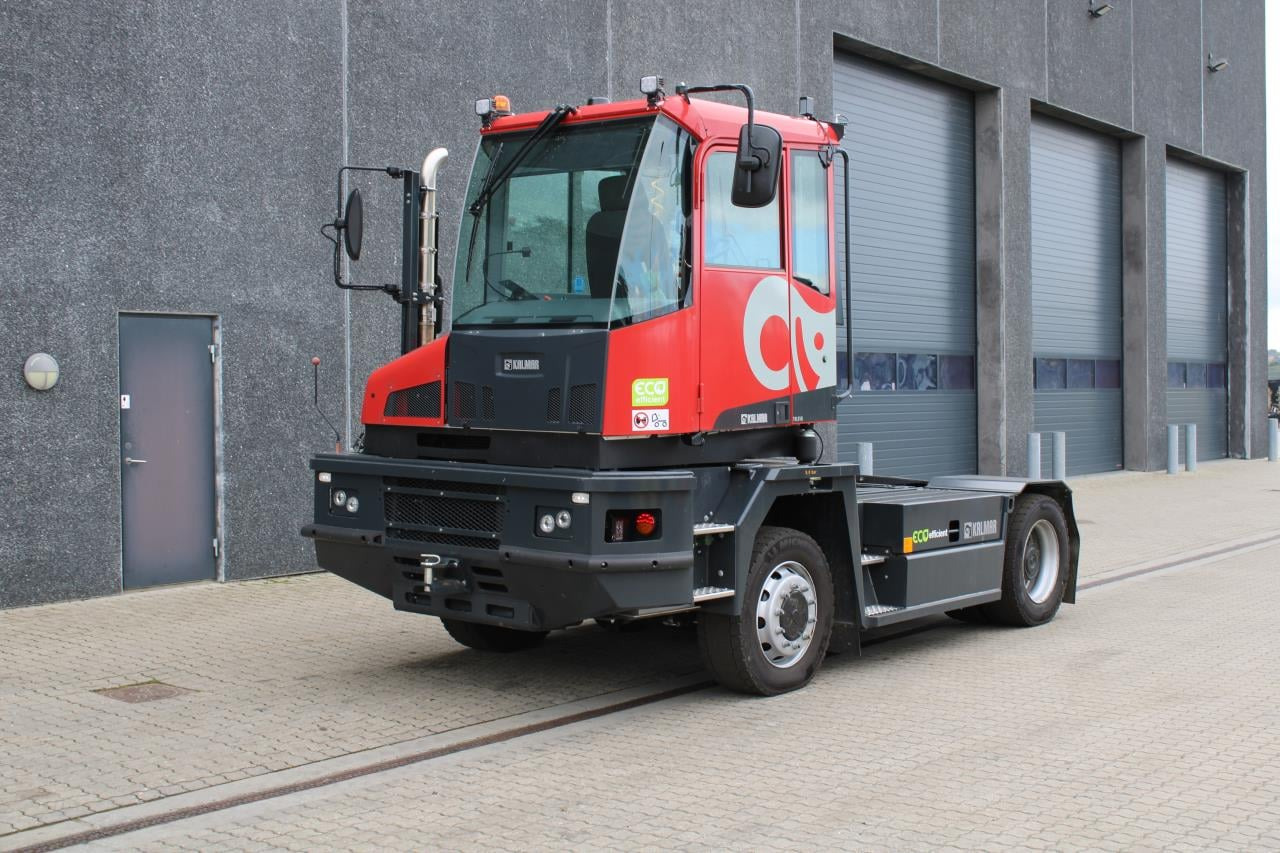 Kalmar TRL618I 4X4 - Tracteur portuaire: photos 2 Kalmar TRL618I 4X4 - Tracteur portuaire: photos 2