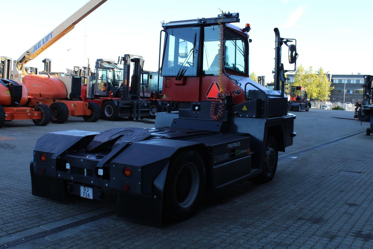 Kalmar TRL618I 4X4 - Tracteur portuaire: photos 3 Kalmar TRL618I 4X4 - Tracteur portuaire: photos 3