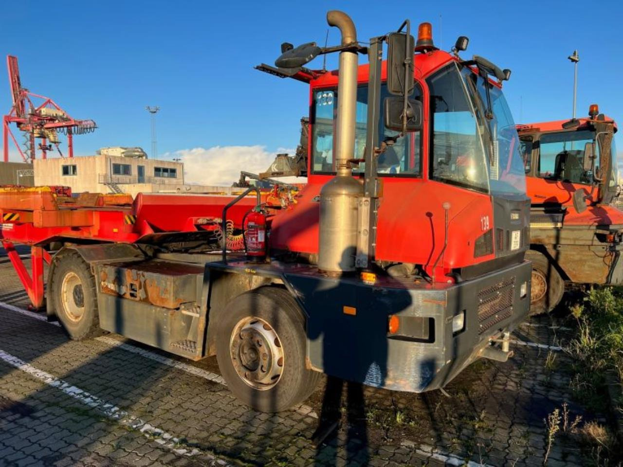 Kalmar TT618I - Tracteur portuaire: photos 1 Kalmar TT618I - Tracteur portuaire: photos 1