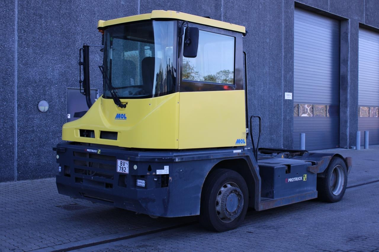 MOL RM255 4X4 - Tracteur portuaire: photos 2 MOL RM255 4X4 - Tracteur portuaire: photos 2