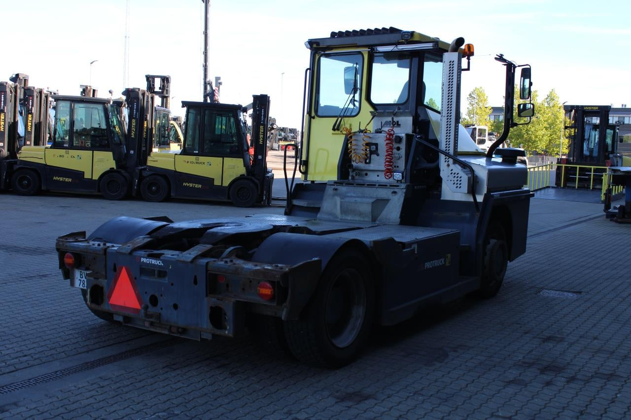 MOL RM255 4X4 - Tracteur portuaire: photos 3 MOL RM255 4X4 - Tracteur portuaire: photos 3