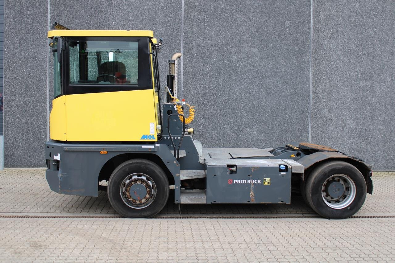 MOL RM255 4X4 - Tracteur portuaire: photos 1 MOL RM255 4X4 - Tracteur portuaire: photos 1