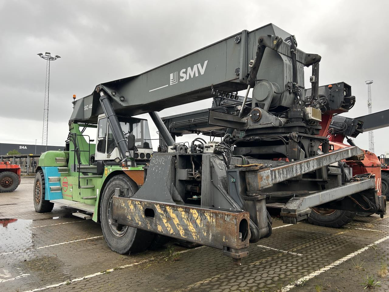 SMV SC4537 CBX5 - Reach stacker: photos 1 SMV SC4537 CBX5 - Reach stacker: photos 1