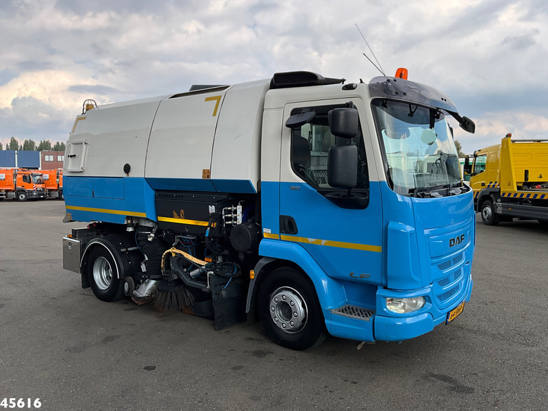 DAF FA LF 180 Euro 6 Johnston VS502 Just 138.807 km! - Balayeuse de voirie: photos 4 DAF FA LF 180 Euro 6 Johnston VS502 Just 138.807 km! - Balayeuse de voirie: photos 4