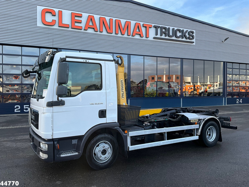 MAN TGL 12.250 Palfinger haakarmsysteem - Camion ampliroll: photos 2 MAN TGL 12.250 Palfinger haakarmsysteem - Camion ampliroll: photos 2