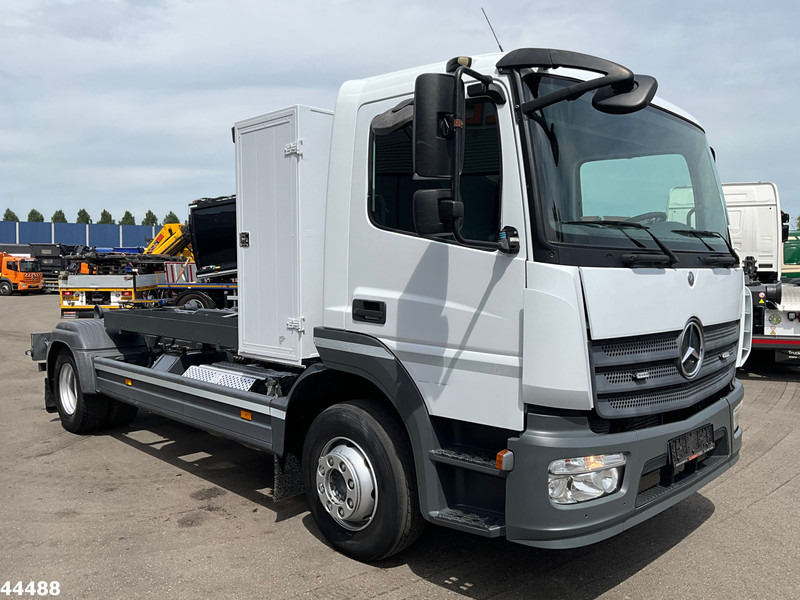 Mercedes-Benz Atego 1218 Euro 6 Manual 7 Ton haakarmsysteem - Camion ampliroll: photos 3 Mercedes-Benz Atego 1218 Euro 6 Manual 7 Ton haakarmsysteem - Camion ampliroll: photos 3