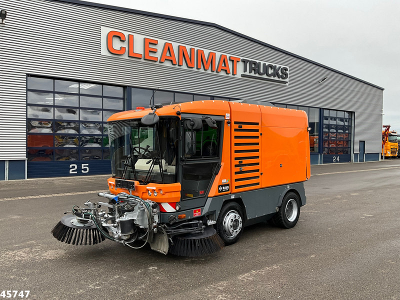 Ravo 580 with 3-rd brush - Balayeuse de voirie: photos 3 Ravo 580 with 3-rd brush - Balayeuse de voirie: photos 3