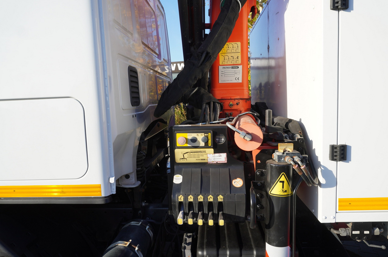 Camion plateau, Camion grue IVECO Eurocargo 120E18 Crane Palfinger / 3-way tipper / sleeper cab: photos 23