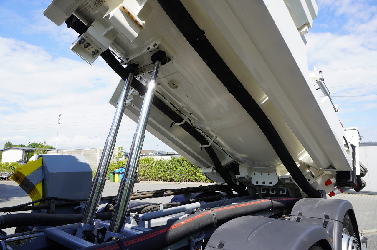 Camion hydrocureur MAN TGM 26.340 E6 / RIVARD sewage cleaner 11.8 m3 / 170 tho. km / steered axle: photos 16 Camion hydrocureur MAN TGM 26.340 E6 / RIVARD sewage cleaner 11.8 m3 / 170 tho. km / steered axle: photos 16