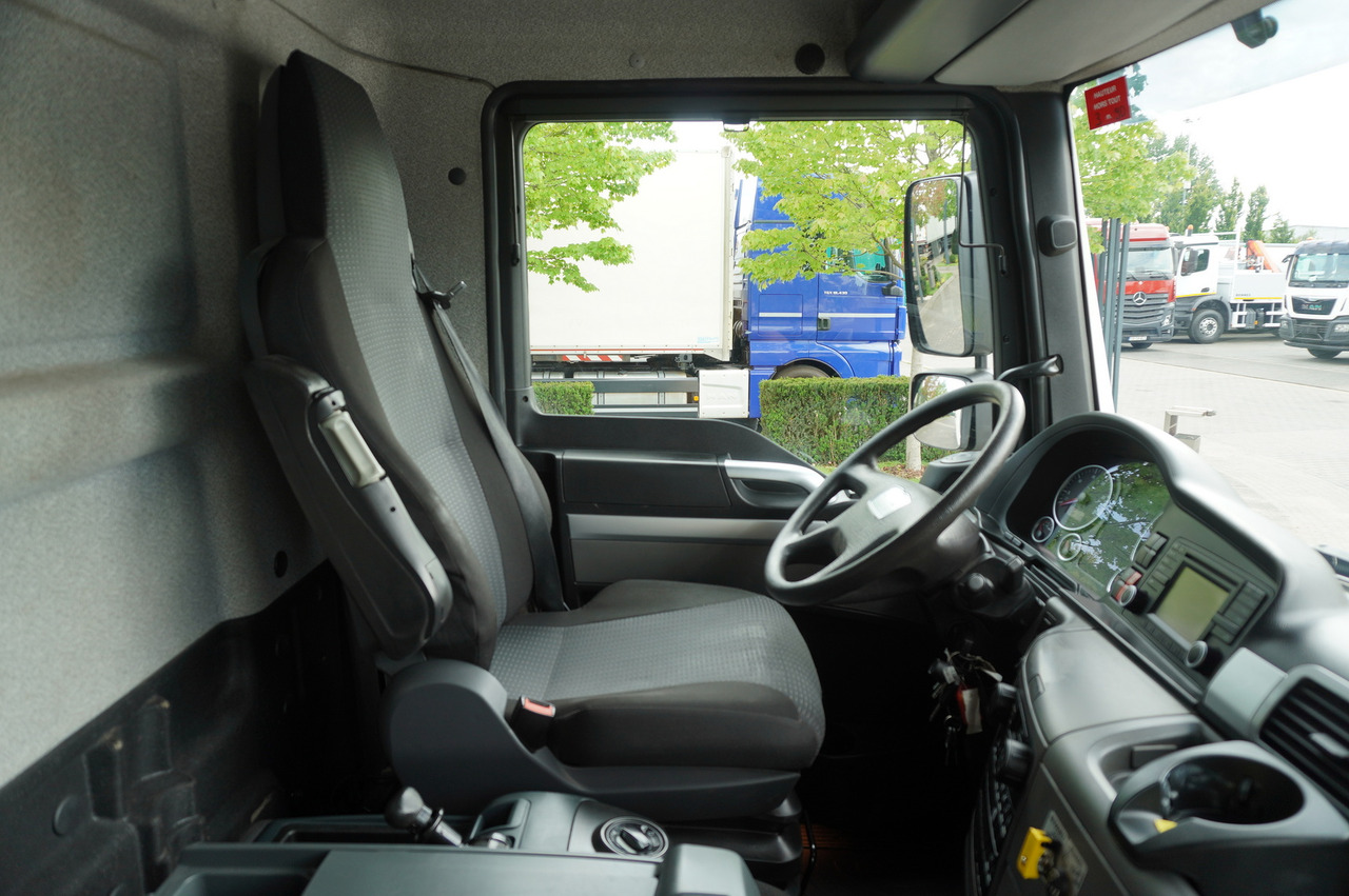 Camion hydrocureur MAN TGM 26.340 E6 / RIVARD sewage cleaner 11.8 m3 / 170 tho. km / steered axle: photos 33 Camion hydrocureur MAN TGM 26.340 E6 / RIVARD sewage cleaner 11.8 m3 / 170 tho. km / steered axle: photos 33