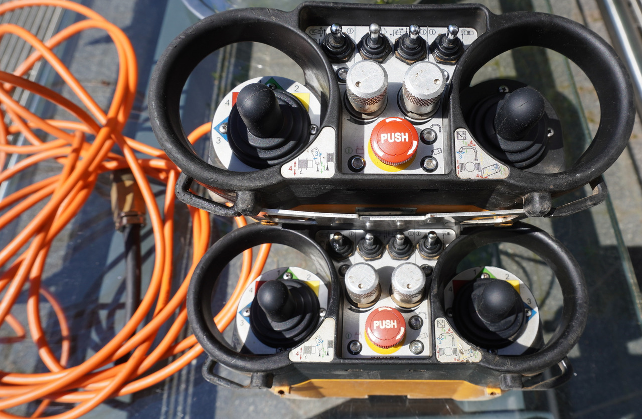 Camion hydrocureur MAN TGM 26.340 E6 / RIVARD sewage cleaner 11.8 m3 / 170 tho. km / steered axle: photos 10 Camion hydrocureur MAN TGM 26.340 E6 / RIVARD sewage cleaner 11.8 m3 / 170 tho. km / steered axle: photos 10