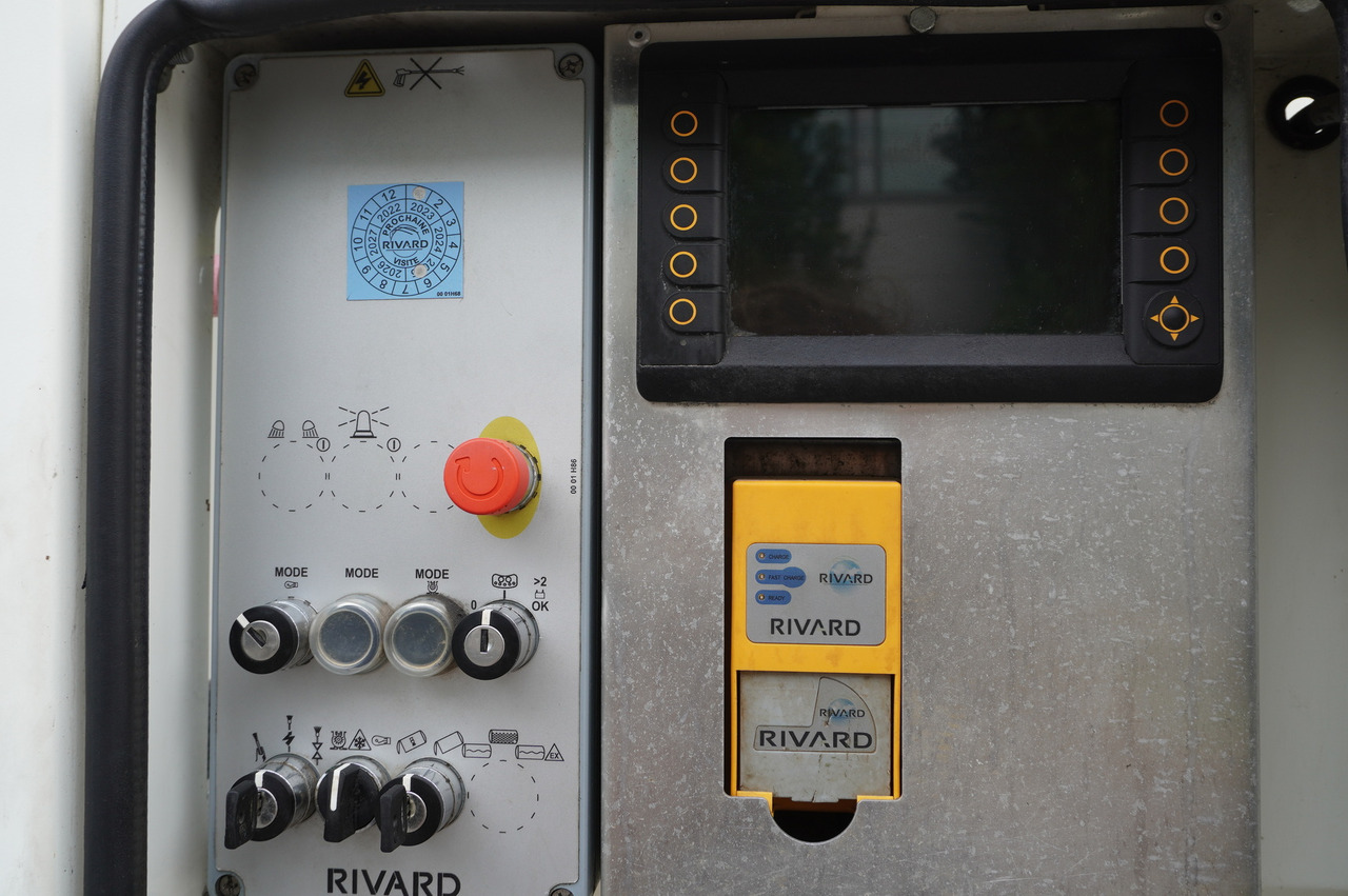 Camion hydrocureur MAN TGM 26.340 E6 / RIVARD sewage cleaner 11.8 m3 / 170 tho. km / steered axle: photos 12 Camion hydrocureur MAN TGM 26.340 E6 / RIVARD sewage cleaner 11.8 m3 / 170 tho. km / steered axle: photos 12