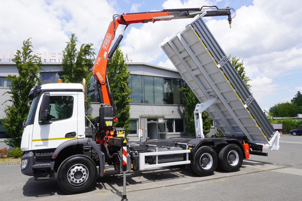 MERCEDES-BENZ AROCS 2633 6x4 / 5.5 T crane FASSI F135 / Tipper 15 EPAL - Camion plateau, Camion grue: photos 5 MERCEDES-BENZ AROCS 2633 6x4 / 5.5 T crane FASSI F135 / Tipper 15 EPAL - Camion plateau, Camion grue: photos 5
