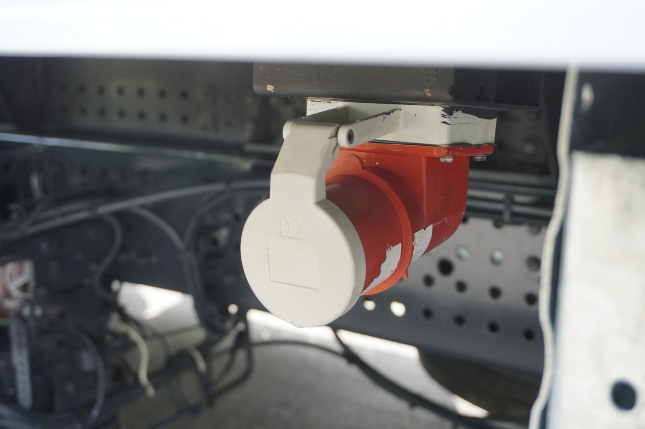 Camion frigorifique MERCEDES-BENZ Actros 1824 / Refrigerator 22 EPAL / Carrier Supra 850 / Sleeping cabin: photos 9 Camion frigorifique MERCEDES-BENZ Actros 1824 / Refrigerator 22 EPAL / Carrier Supra 850 / Sleeping cabin: photos 9