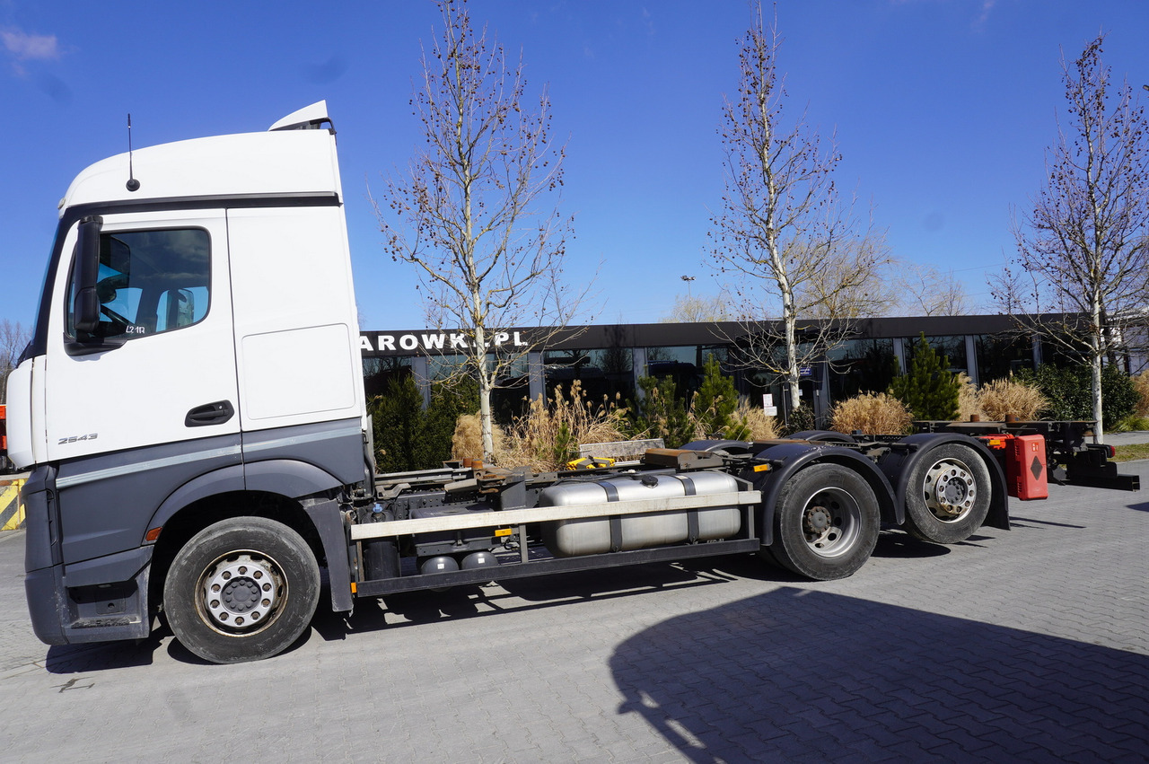 MERCEDES-BENZ Actros 2543 / BDF / Retarder / sleeping cabin - Camion porte-conteneur/ Caisse mobile: photos 3 MERCEDES-BENZ Actros 2543 / BDF / Retarder / sleeping cabin - Camion porte-conteneur/ Caisse mobile: photos 3