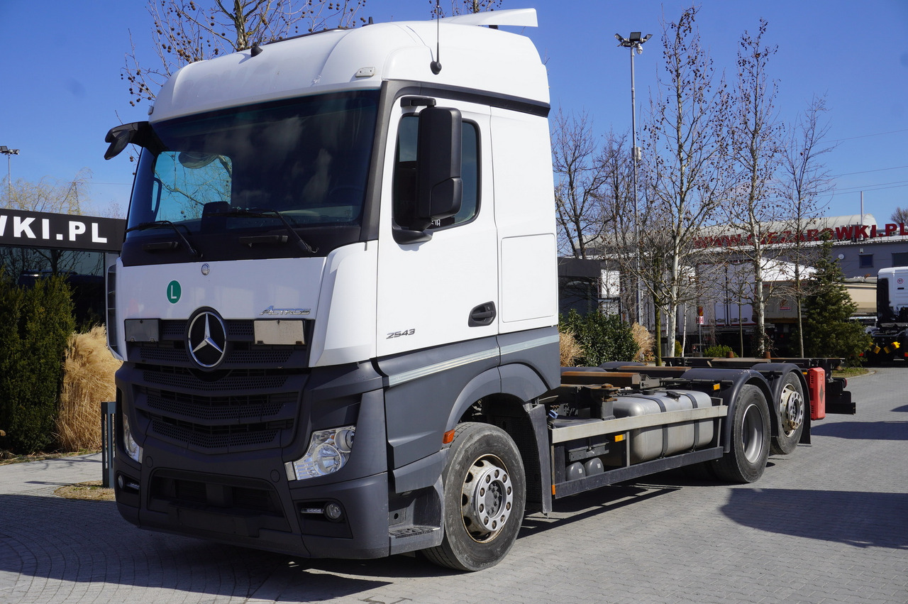 MERCEDES-BENZ Actros 2543 / BDF / Retarder / sleeping cabin - Camion porte-conteneur/ Caisse mobile: photos 2 MERCEDES-BENZ Actros 2543 / BDF / Retarder / sleeping cabin - Camion porte-conteneur/ Caisse mobile: photos 2