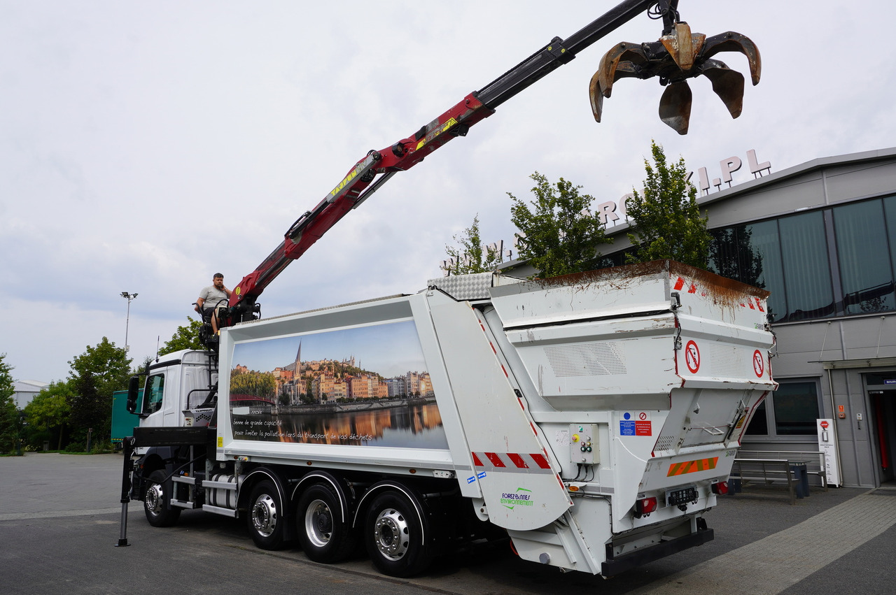 MERCEDES-BENZ Antos 3240 8x2 / Tajfun 5T crane / Farid Industries garbage truck/ 3 steered axles - Camion grue: photos 2 MERCEDES-BENZ Antos 3240 8x2 / Tajfun 5T crane / Farid Industries garbage truck/ 3 steered axles - Camion grue: photos 2
