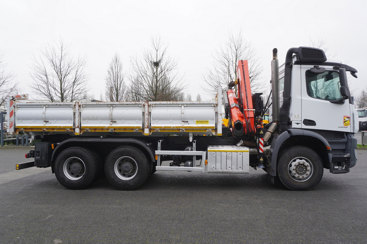 MERCEDES-BENZ Arocs 2636 6x4 / 2-way tipper / Fassi F135A.0.23 / remote control / Rotator - Camion grue: photos 3 MERCEDES-BENZ Arocs 2636 6x4 / 2-way tipper / Fassi F135A.0.23 / remote control / Rotator - Camion grue: photos 3