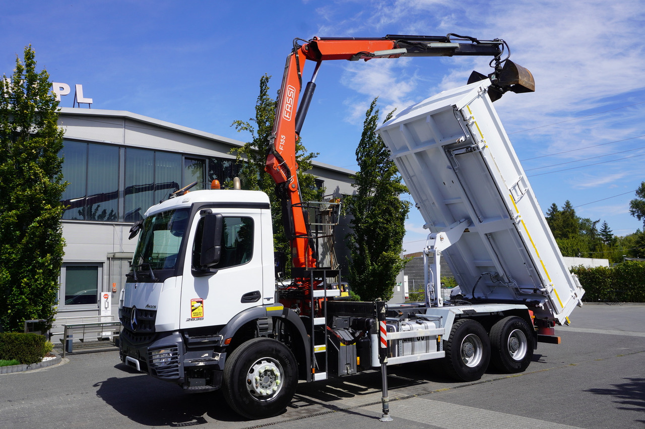 MERCEDES-BENZ Arocs 2636 / 6x4 / HDS Fassi / 3-Way Tipper / Bortmatic - Camion benne, Camion grue: photos 1 MERCEDES-BENZ Arocs 2636 / 6x4 / HDS Fassi / 3-Way Tipper / Bortmatic - Camion benne, Camion grue: photos 1