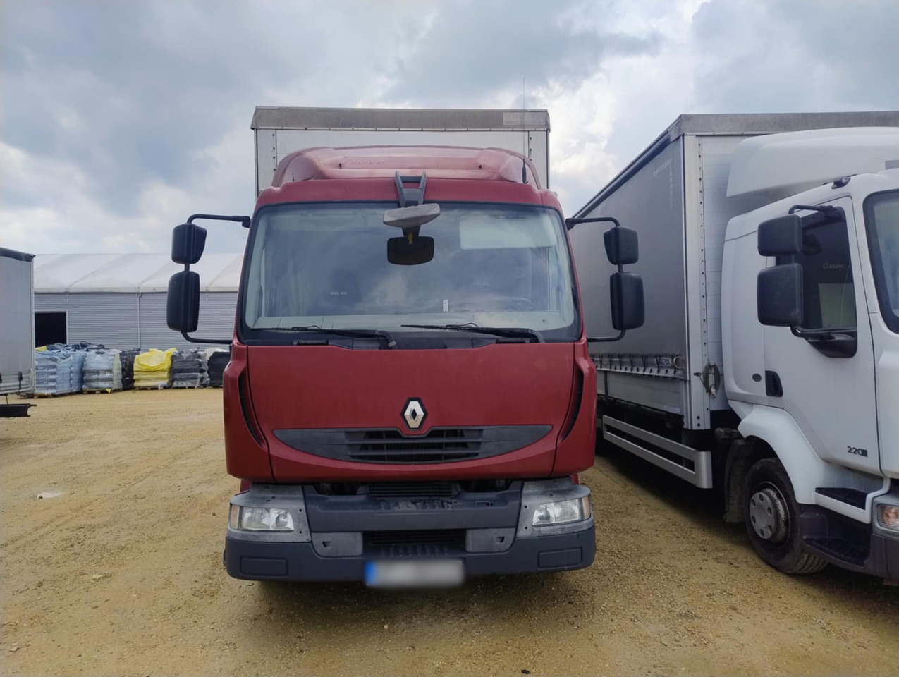 RENAULT Midlum 300 / Curtain 18 EPAL / Sleeping cab - Camion à rideaux coulissants: photos 2 RENAULT Midlum 300 / Curtain 18 EPAL / Sleeping cab - Camion à rideaux coulissants: photos 2