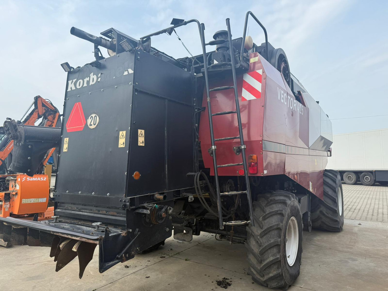 ROSTSELMASH VECTOR 425 RSM-101 grain harvester + Header 5 m + rapeseed harvesting extension / 2300 MTH - Moissonneuse-batteuse: photos 3 ROSTSELMASH VECTOR 425 RSM-101 grain harvester + Header 5 m + rapeseed harvesting extension / 2300 MTH - Moissonneuse-batteuse: photos 3