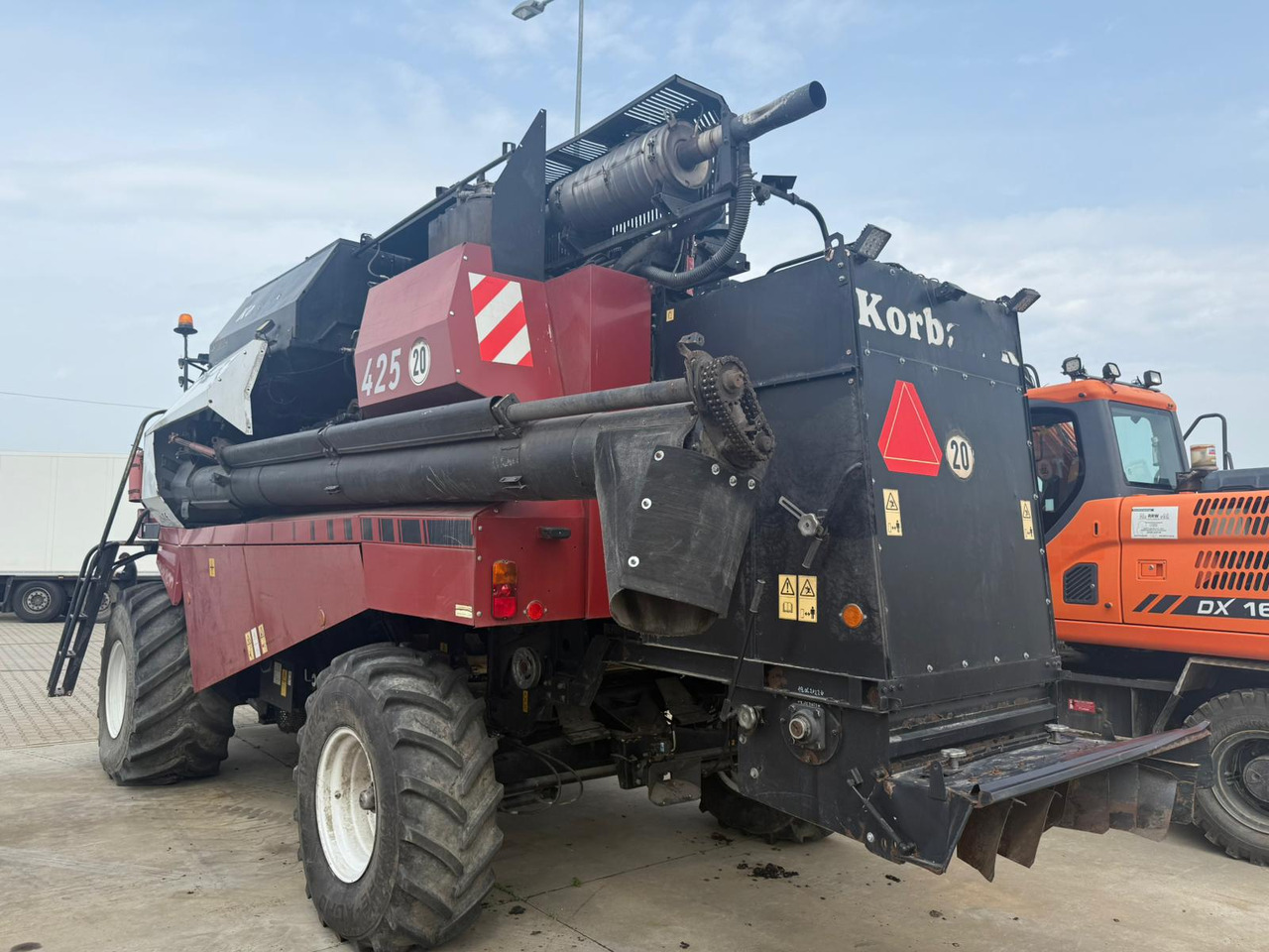 ROSTSELMASH VECTOR 425 RSM-101 grain harvester + Header 5 m + rapeseed harvesting extension / 2300 MTH - Moissonneuse-batteuse: photos 2 ROSTSELMASH VECTOR 425 RSM-101 grain harvester + Header 5 m + rapeseed harvesting extension / 2300 MTH - Moissonneuse-batteuse: photos 2