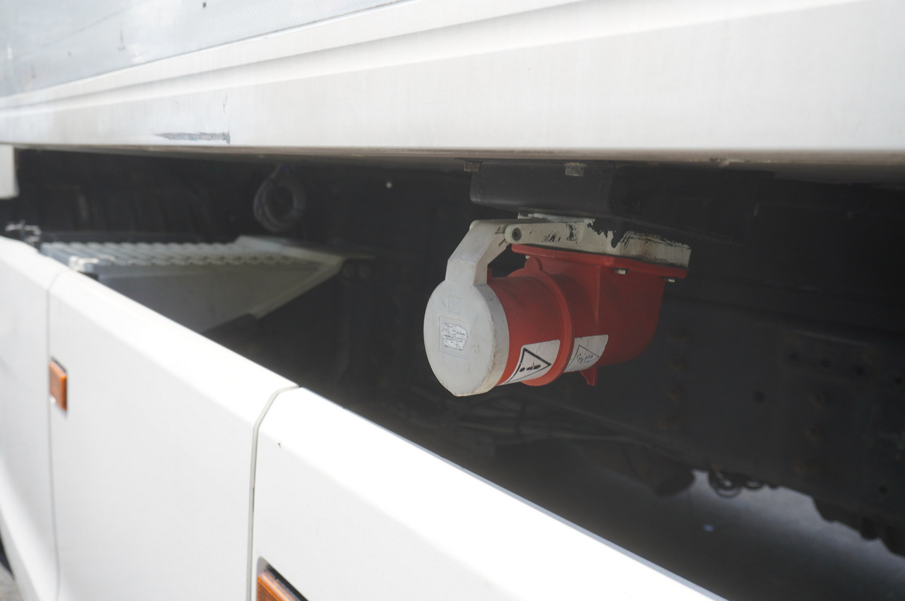 SCANIA R500 / Lecapitaine refrigerator Multitemp / Carrier Supra 950 MT / 3rd axle steered - Camion frigorifique: photos 4 SCANIA R500 / Lecapitaine refrigerator Multitemp / Carrier Supra 950 MT / 3rd axle steered - Camion frigorifique: photos 4