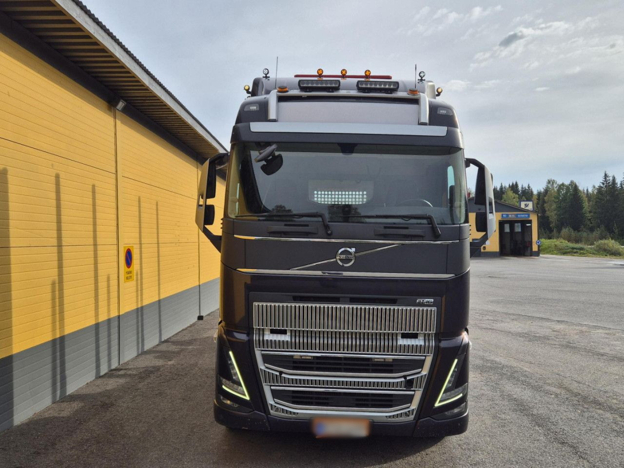 VOLVO FH 750 8x4 / 2 lifted axles / timber truck - Camion grumier: photos 5 VOLVO FH 750 8x4 / 2 lifted axles / timber truck - Camion grumier: photos 5