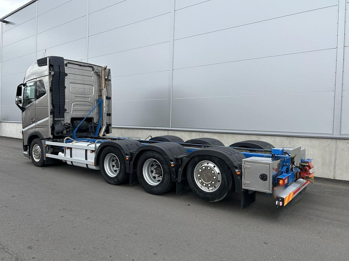 VOLVO FH16 750 8x4x4 / 750 HP! / chassis / 4th axle steered and lifted - Châssis cabine: photos 3 VOLVO FH16 750 8x4x4 / 750 HP! / chassis / 4th axle steered and lifted - Châssis cabine: photos 3