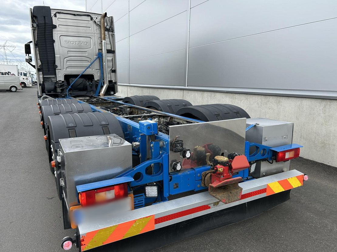 VOLVO FH16 750 8x4x4 / 750 HP! / chassis / 4th axle steered and lifted - Châssis cabine: photos 4 VOLVO FH16 750 8x4x4 / 750 HP! / chassis / 4th axle steered and lifted - Châssis cabine: photos 4