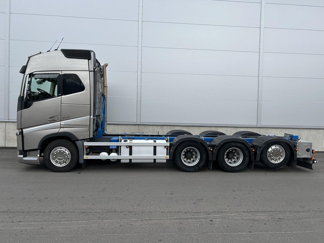 VOLVO FH16 750 8x4x4 / 750 HP! / chassis / 4th axle steered and lifted - Châssis cabine: photos 2 VOLVO FH16 750 8x4x4 / 750 HP! / chassis / 4th axle steered and lifted - Châssis cabine: photos 2
