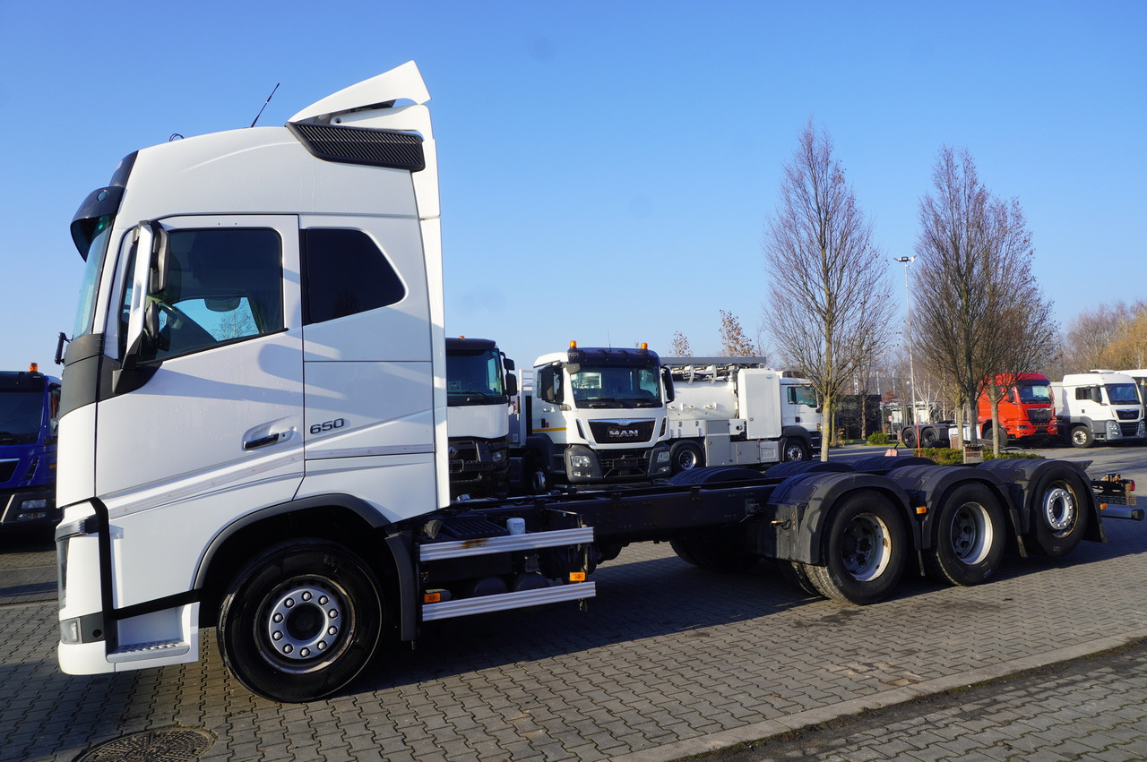VOLVO Volvo FH 650 8x4/4 / Truck chassis / steered 4th axle - Châssis cabine: photos 2 VOLVO Volvo FH 650 8x4/4 / Truck chassis / steered 4th axle - Châssis cabine: photos 2