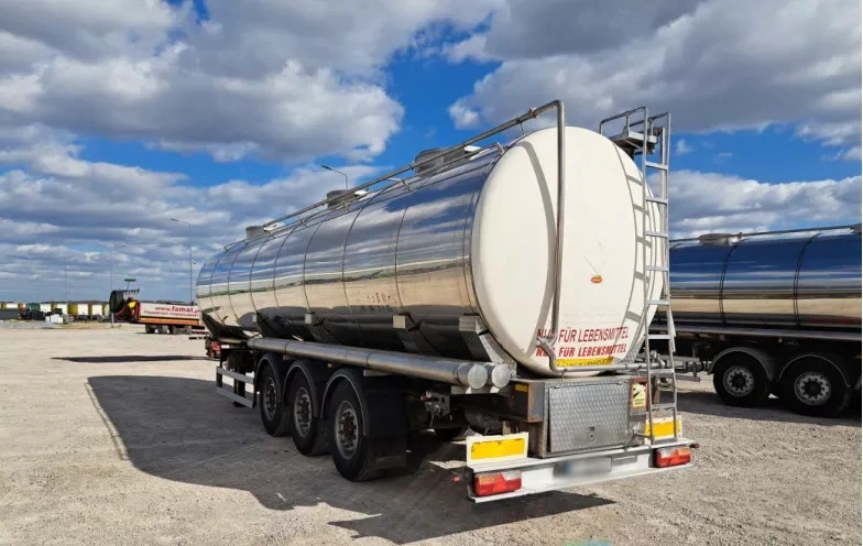 WIELTON NS3D 36 t food cistern / 3 chambers - Semi-remorque citerne: photos 4 WIELTON NS3D 36 t food cistern / 3 chambers - Semi-remorque citerne: photos 4