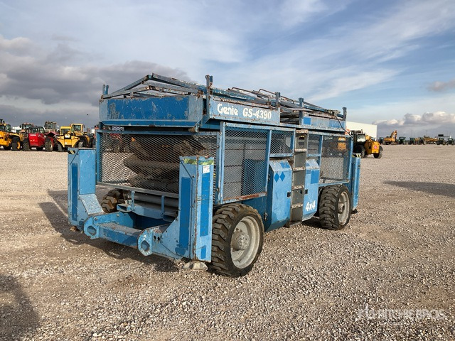 2001 Genie GS4390RT 4x4 Diesel Scissor Lift - Nacelle ciseaux: photos 1 2001 Genie GS4390RT 4x4 Diesel Scissor Lift - Nacelle ciseaux: photos 1