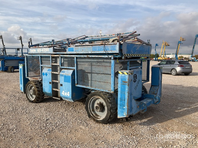 2001 Genie GS4390RT 4x4 Diesel Scissor Lift - Nacelle ciseaux: photos 2 2001 Genie GS4390RT 4x4 Diesel Scissor Lift - Nacelle ciseaux: photos 2