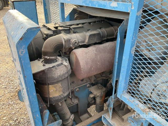 2001 Genie GS4390RT 4x4 Diesel Scissor Lift - Nacelle ciseaux: photos 4 2001 Genie GS4390RT 4x4 Diesel Scissor Lift - Nacelle ciseaux: photos 4