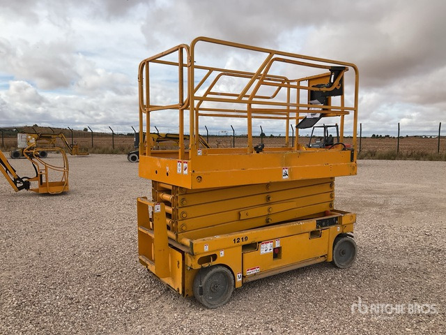 2006 Haulotte Compact12 Electric Scissor Lift - Nacelle ciseaux: photos 1 2006 Haulotte Compact12 Electric Scissor Lift - Nacelle ciseaux: photos 1
