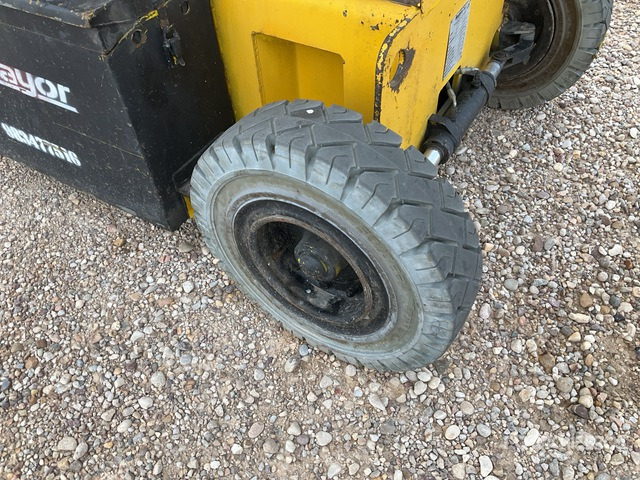 2006 Haulotte HA12IP 2WD Electric Articulating Boom Lift - Nacelle articulée: photos 5 2006 Haulotte HA12IP 2WD Electric Articulating Boom Lift - Nacelle articulée: photos 5