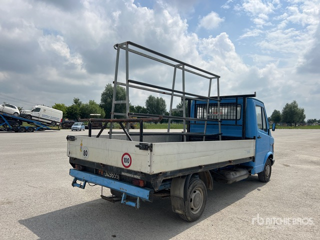 1980 Mercedes-Benz 207D Flatbed Truck - Fourgon plateau: photos 4 1980 Mercedes-Benz 207D Flatbed Truck - Fourgon plateau: photos 4