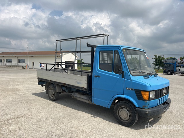 1980 Mercedes-Benz 207D Flatbed Truck - Fourgon plateau: photos 3 1980 Mercedes-Benz 207D Flatbed Truck - Fourgon plateau: photos 3
