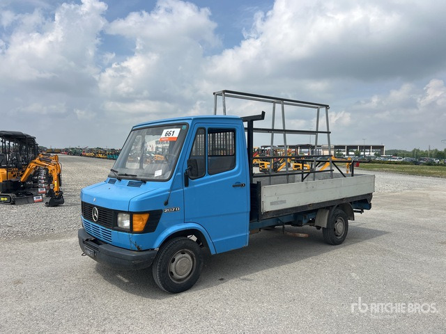 1980 Mercedes-Benz 207D Flatbed Truck - Fourgon plateau: photos 1 1980 Mercedes-Benz 207D Flatbed Truck - Fourgon plateau: photos 1