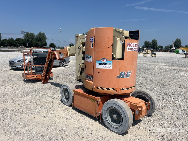 2001 JLG E300AJP (Inoperable) Vertical Mast Lift - Nacelle à mât vertical: photos 3 2001 JLG E300AJP (Inoperable) Vertical Mast Lift - Nacelle à mât vertical: photos 3